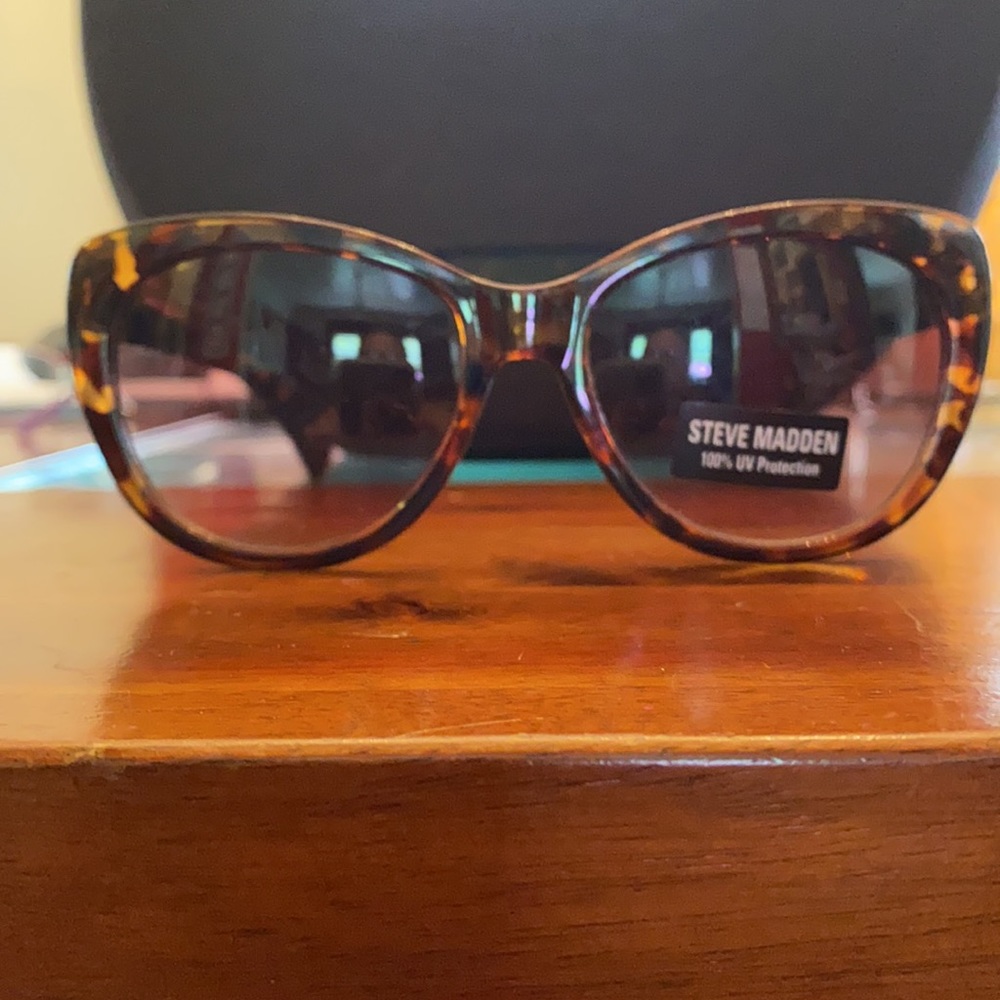 Steve Madden - Picture 2 of 5